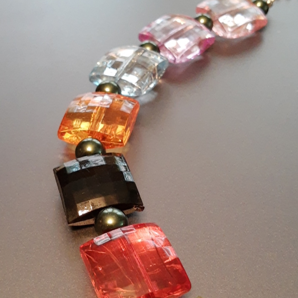 Beautiful multicolored square gem bead necklace - Picture 3 of 4
